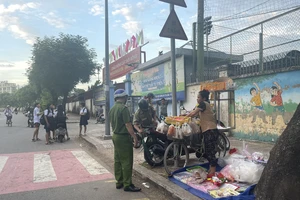 Bất an vì hàng rong trước cổng trường