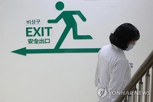 Y tế Hàn Quốc thêm bế tắc khi loạt giáo sư báo động từ chức