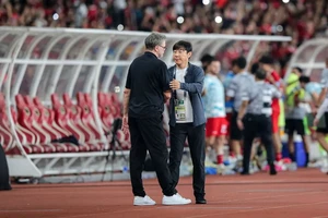 HLV Shin Tae-yong chia buồn với ông Troussier