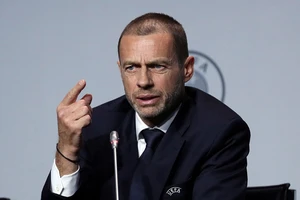 Chủ tịch UEFA đề xuất thay đổi 'lỗi chơi bóng bằng tay'