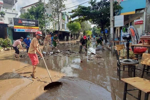 Miền Trung: Nước lũ lên nhanh, nhiều nơi ngập sâu