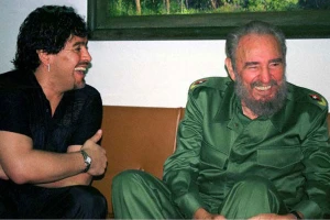 Khi sinh thời Maradona rất thần tượng ông Fidel Castro và họ thường xuyên thăm hỏi, trò chuyện với nhau.