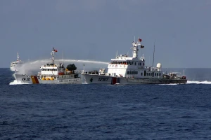 Tàu Hải cảnh Trung Quốc trong một lần tấn công phi pháp tàu kiểm ngư Việt Nam ở Biển Đông.