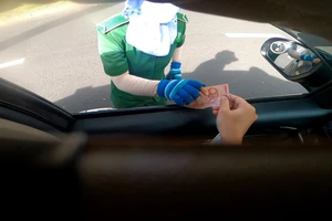 Các chiêu thu phí đỗ xe lòng đường để bỏ túi riêng