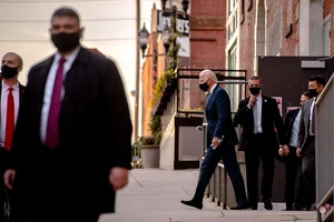 Ứng viên Joe Biden (giữa) xuất hiện bên ngoài nhà riêng ở bang Delaware, Mỹ hôm 10-12.