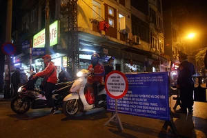 Lực lượng chức năng cấm đường, phân luồng giao thông cho không gian phố đi bộ tại nút giao phố Hàng Mắm - Nguyễn Hữu Huân.