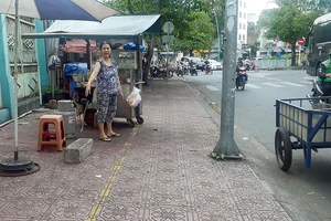 Các hộ dân được bố trí chỗ kinh doanh tạm trên đường Lê Bình, phường 4, quận Tân Bình.