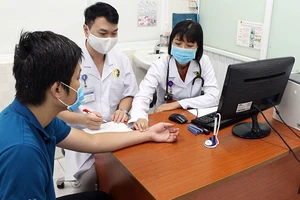 Các bác sĩ Viện Y dược học dân tộc TP.HCM tư vấn, khám cho người bệnh.