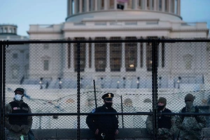 Cảnh sát thủ đô Washington, D.C. cùng một số binh sĩ lực lượng Vệ binh quốc gia đứng gác bên ngoài tòa nhà Quốc hội ngày 9-1.