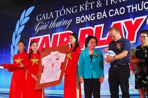 HLV Park Hang-seo ký tặng lên trái bóng gửi tặng nguyên Phó Chủ tịch nước Trương Mỹ Hoa trong ngày nhận Vinh danh Fair Play.