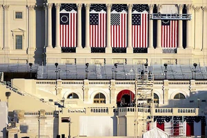 Dựng sân khấu, bàn ghế bên ngoài tòa nhà Quốc hội ở thủ đô Washington, D.C. chuẩn bị cho lễ nhậm chức của ông Joe Biden.