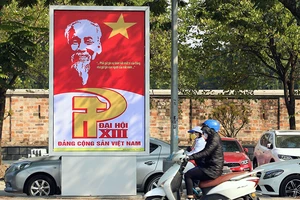 Trang trí chào mừng Đại hội Đảng lần thứ XIII tại khu vực nút giao Phạm Hùng - Trần Duy Hưng, đại lộ Thăng Long. Ảnh: VGP