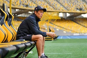 Trong khi HLV Akira Nishino còn lo Thai-League bóng không lăn được thì bóng đá Thái Lan lại đòi đăng cai đá tập trung bảng G.