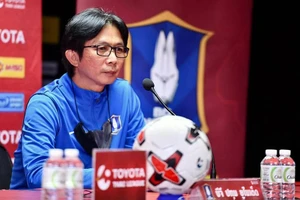 HLV Dusit cho biết Pathum Utd sẵn sàng đối mặt cả với nhà vô địch Ulsan Hyundai hay Viettel.