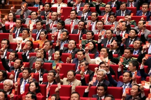 Các đại biểu biểu quyết thông qua Nghị quyết Đại hội XIII Đảng Cộng sản Việt Nam.