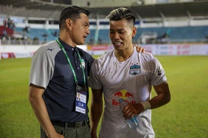 Sau khi trận vòng 3 V-League trên sân Pleiku bị hoãn, HLV Kiatisak và các cầu thủ nghỉ sớm ăn tết dài ngày.