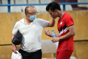 HLV Park Hang-seo nhắc nhở và động viên trò cưng Quế Ngọc Hải.