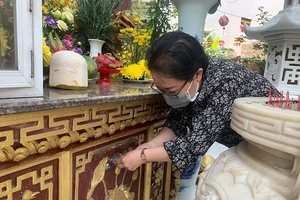 Một Phật tử đến chùa Báo Ân (quận Tân Bình, TP.HCM) để lễ Phật và cúng dường.