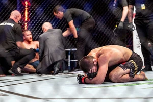 Sau khi chiến thắng Gaethje, Khabib sụp xuống võ đài khóc và tuyên bố giải nghệ.