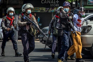 Cảnh sát vũ trang Myanmar áp giải một người biểu tình bị bắt ở TP Yangon ngày 28-2.