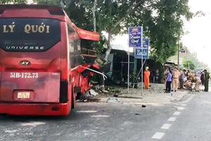 Xe gây tai nạn làm 3 người chết nghi bị lạc tay lái