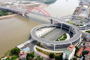 Cầu Hoàng Văn Thụ nối đô thị trung tâm Hải Phòng với khu đô thị mới Bắc Sông Cấm.