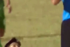 Hình ảnh khiêu khích của thủ môn Thanh Vũ với trọng tài.