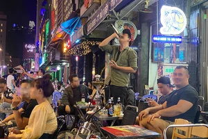 Người dân hát karaoke bằng loa kẹo kéo trên phố đi bộ Bùi Viện, quận 1, TP.HCM.