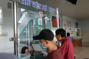 Người dân đi khám bệnh tại BV Gò Vấp.