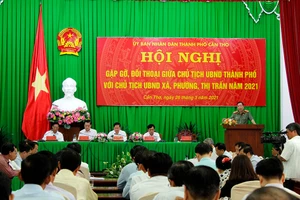 Chủ tịch UBND TP Cần Thơ Trần Việt Trường cùng các lãnh đạo sở, ngành tại buổi đối thoại.