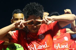 Lee Nguyễn với pha mừng bàn thắng hiếm hoi từ chấm 11 m.