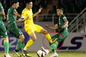 Cú bỏ bóng đạp thẳng vào đầu gối Công Thành của Thế Hưng.