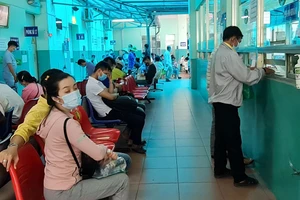 Người dân đến đăng ký khám chữa bệnh tại BV Phạm Ngọc Thạch.