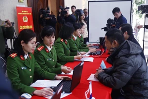 Công an Hà Nội làm thủ tục cấp CCCD cho người dân. Ảnh: TUYẾN PHAN
