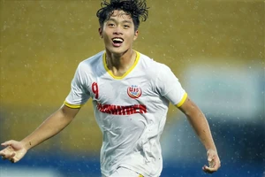 Quốc Việt nổi bật trong màu áo U-19 Học viện NutiFood của thầy Giôm sẽ đối đầu với U-19 SL Nghệ An của thầy Quyến.