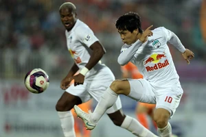 Công Phượng ghi cú đúp bàn thắng vào lưới Nam Định giúp đội nhà thắng nghẹt thở.