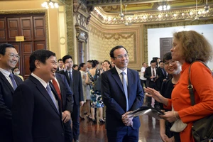 Bí thư Thành ủy TP.HCM  Nguyễn Văn Nên (giữa) và Chủ tịch UBND TP.HCM Nguyễn Thành Phong trao đổi với đại diện các cơ quan nước ngoài.