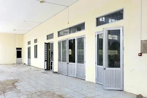 Nhiều hạng mục bị hư hỏng, nứt bể bên trong công trình Trung tâm văn hóa thị xã Long Mỹ.