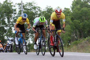 Áo vàng Loic Desriac (trái) luôn phải đấu trí cân não với ĐKVĐ Javier và các đối thủ khác trên mọi cung đường.