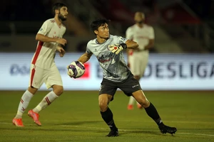 Thủ môn Bùi Tiến Dũng và đồng đội TP.HCM sắp sửa đi chung kết ngược.