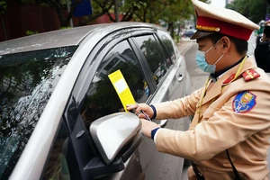 CSGT TP Hà Nội dán thông báo phạt nguội lên kính xe đối với các tài xế không có mặt tại thời điểm phát hiện vi phạm.