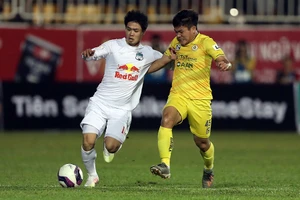 Hà Nội FC có thực lực và lối chơi không thua đội bóng nào nhưng vừa thiếu may mắn, vừa nóng đầu khiến không thể tự quyết khả năng vào top 6 tranh vô địch.