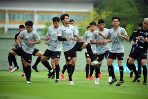 Các tuyển thủ Thái Lan làm nóng trước khi bước vào tập luyện.