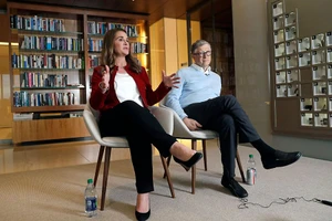 Tỉ phú Bill Gates (phải) và vợ là bà Melinda Gates trong một cuộc phỏng vấn hồi năm 2019.