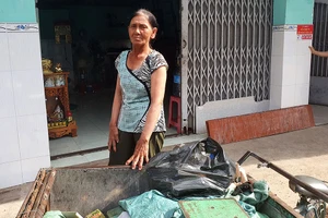 Hiện công việc hằng ngày của bà Ngô Thị Nhỏ (bà Huế) là thu mua ve chai, dù đã 63 tuổi nhưng bà không có bất cứ giấy tờ tùy thân nào.