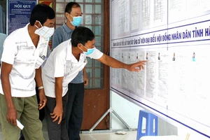 Cử tri tìm hiểu tiểu sử, quá trình công tác của các ứng cử viên.