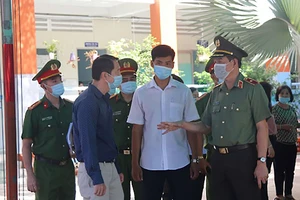 Thiếu tướng Lê Hồng Nam, Giám đốc Công an TP.HCM, kiểm tra công tác an toàn các điểm bầu cử ở quận 6.