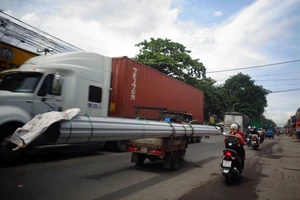 Xe ba gác chở tôn quá nguy hiểm