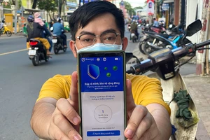 Người dùng cài đặt thành công ứng dụng Bluezone trên điện thoại thông minh.