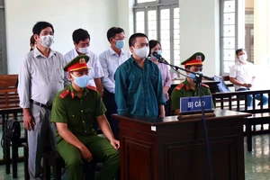 Các bị cáo tại phiên tòa sơ thẩm ngày 1-6.